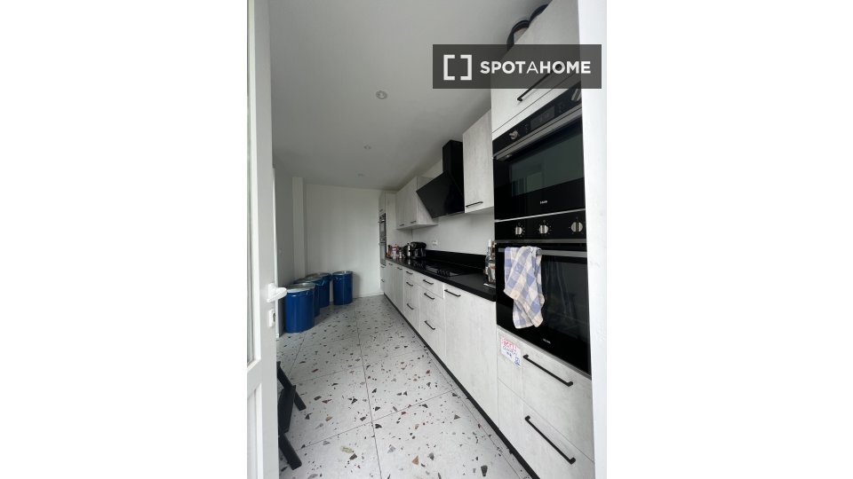 Double room Brussels, 11 beds, 16m² — photo 4