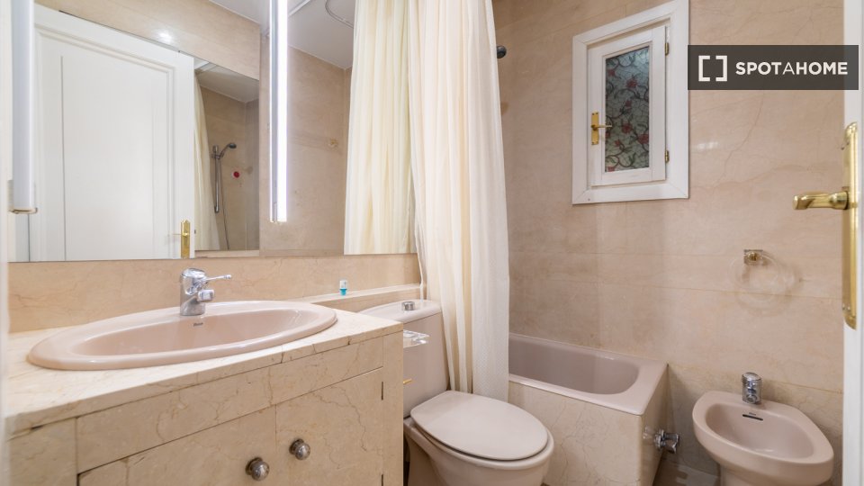 Double room Madrid, 13 beds, 301m² — photo 13