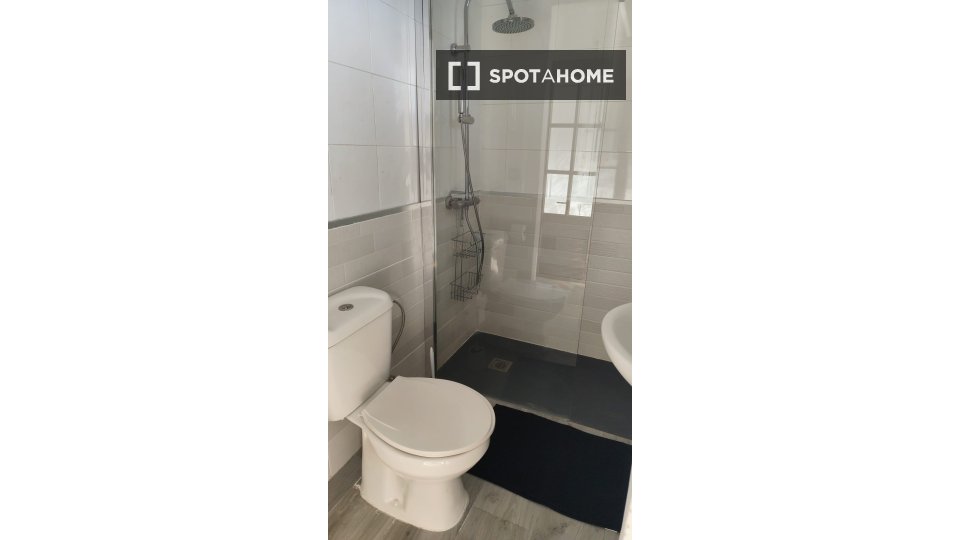 Double room Granada, 3 beds — photo 16