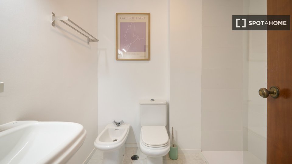 Double room Lisbon, 5 beds — photo 12