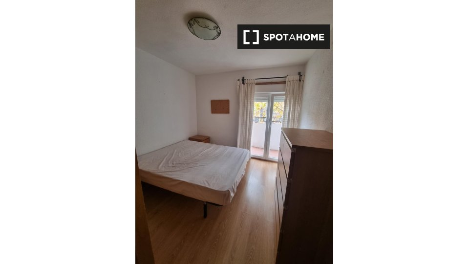 Double room Madrid, 3 beds, 85m² — photo 1