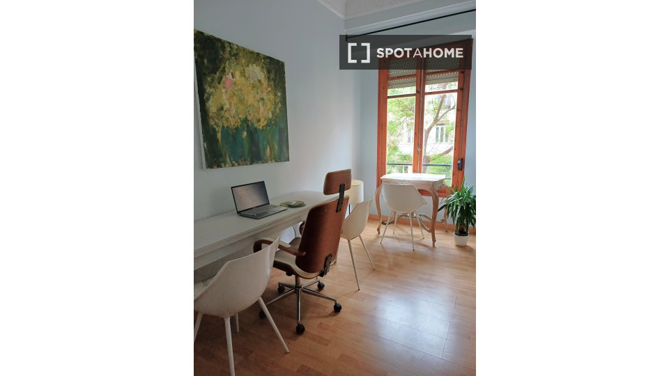 Double room Valencia, 1 bed, 130m² — photo 4