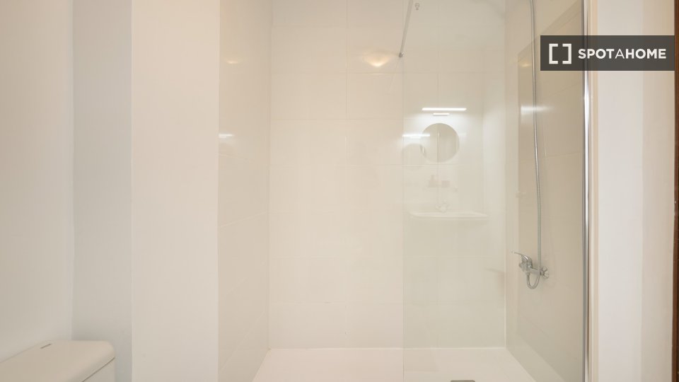 Double room Lisbon, 5 beds — photo 18