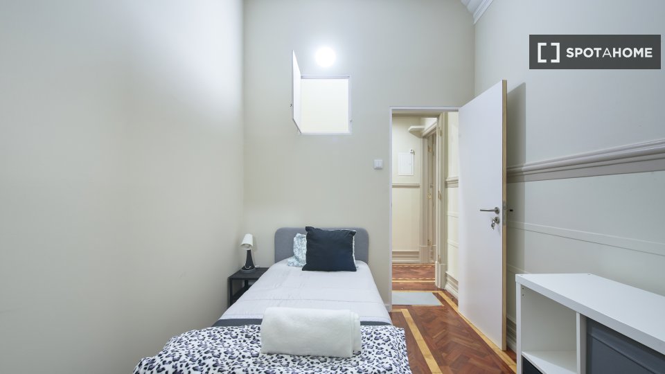 Double room Lisbon, 9 beds — photo 32