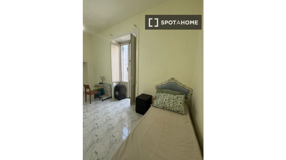 Double room Naples, 3 beds — photo 10