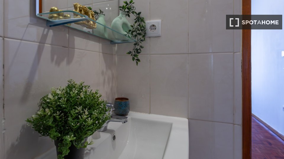 Double room Lisbon, 4 beds — photo 28