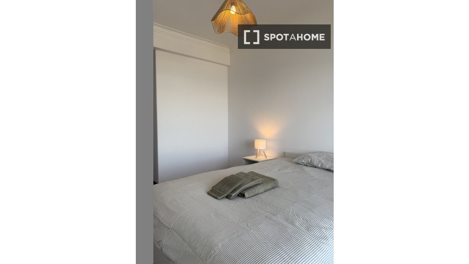 Double room Lisbon, 4 beds, 124m² — photo 11