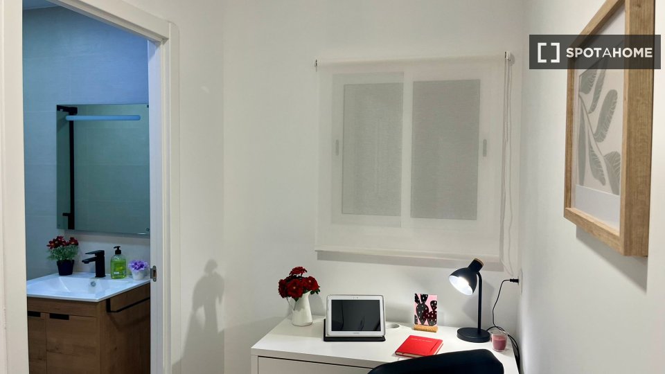 Double room Valencia, 3 beds, 17m² — photo 16