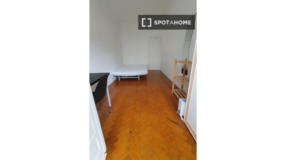 Double room Lisbon, 3 beds — photo 20