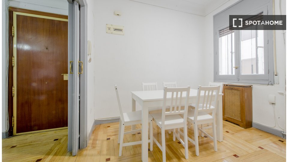 Double room Madrid, 7 beds, 200m² — photo 18