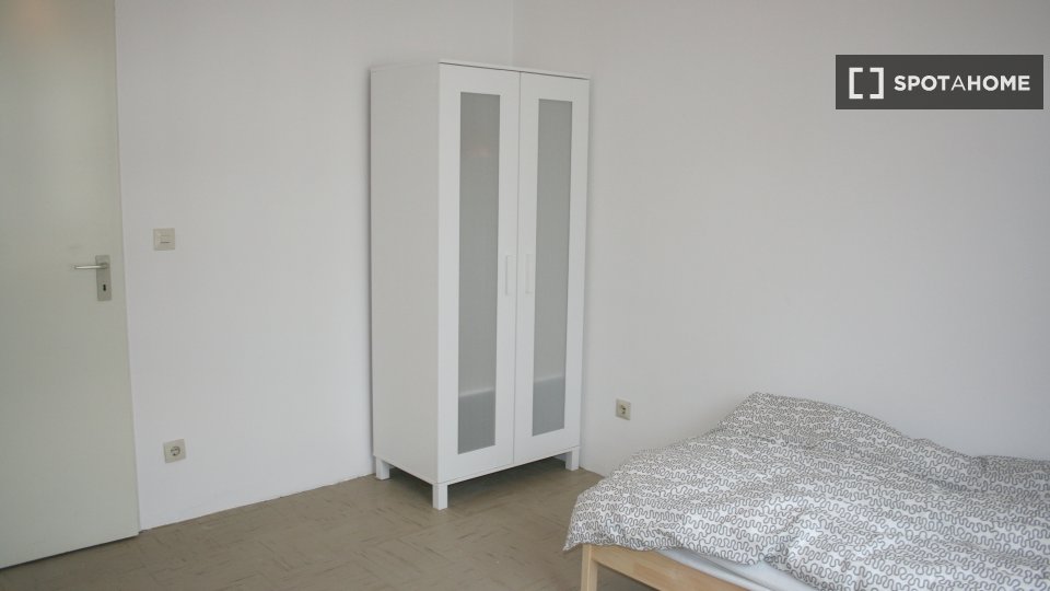 Double room Berlin, 4 beds, 81m² — photo 9