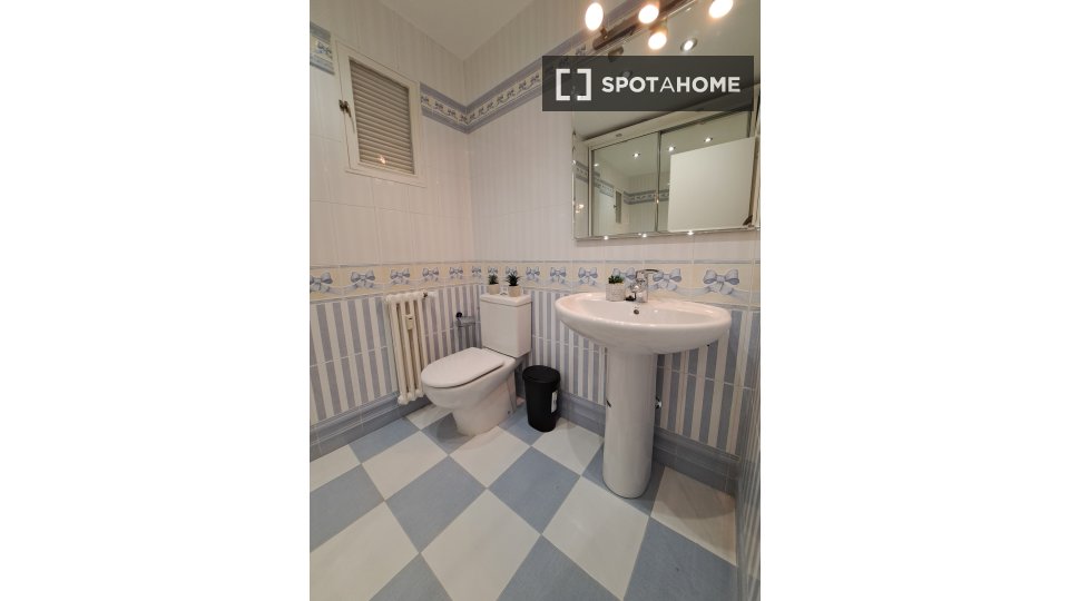 Double room Madrid, 14 beds, 200m² — photo 19