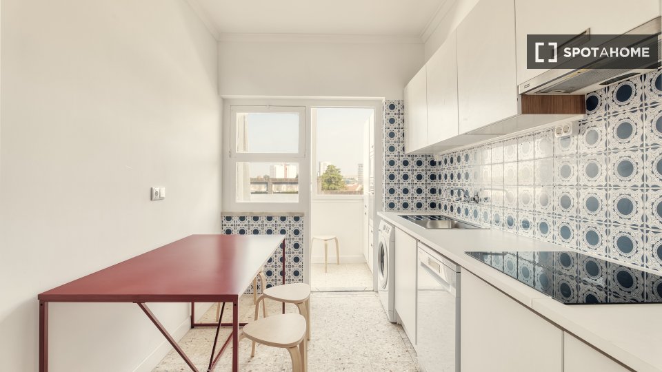 Double room Lisbon, 5 beds — photo 14