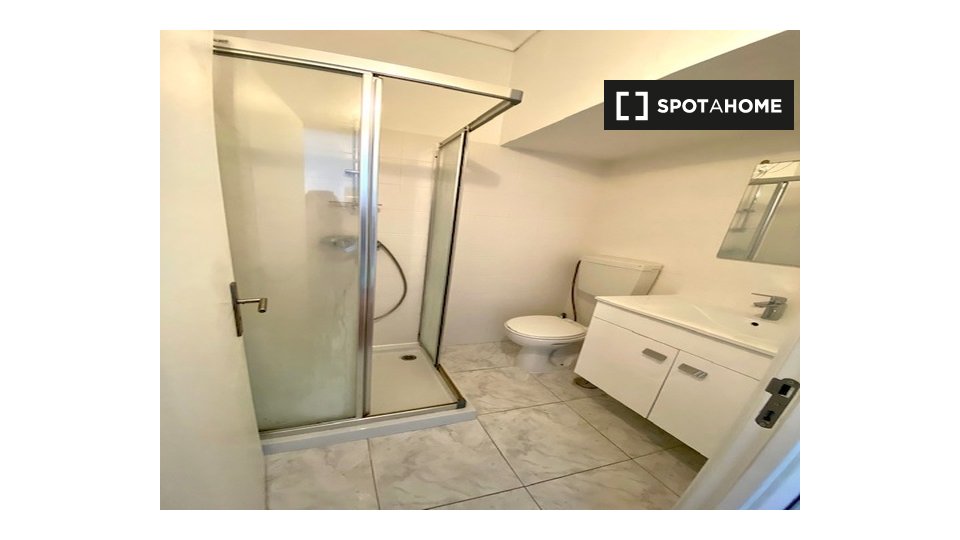 Double room Lisbon, 3 beds — photo 6