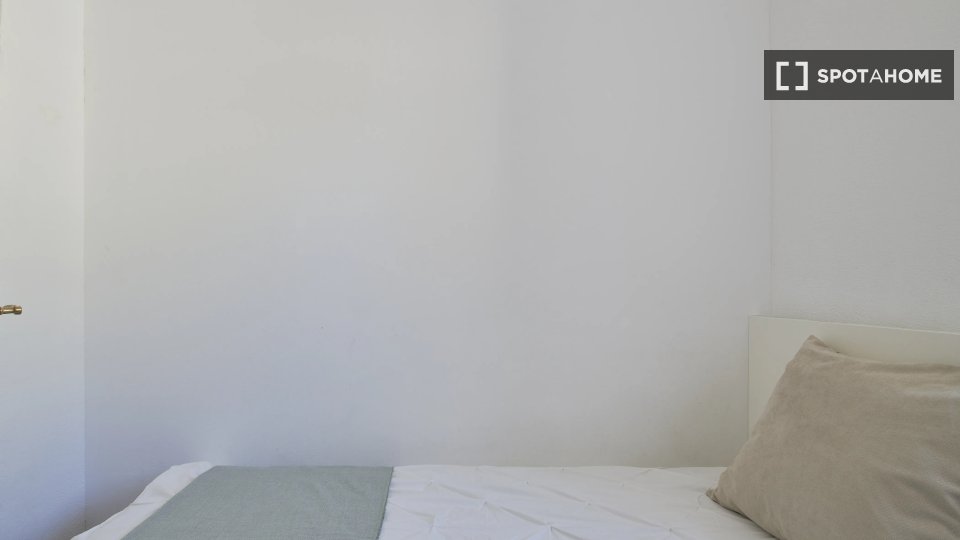 Double room Lisbon, 4 beds — photo 11