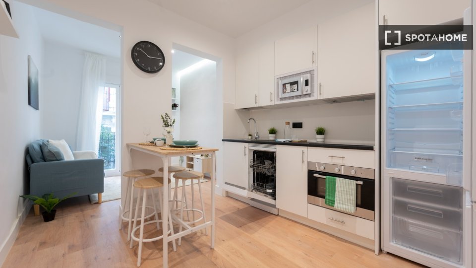 Piso de 2 dormitorios en alquiler en Bellas Vistas, Madrid.