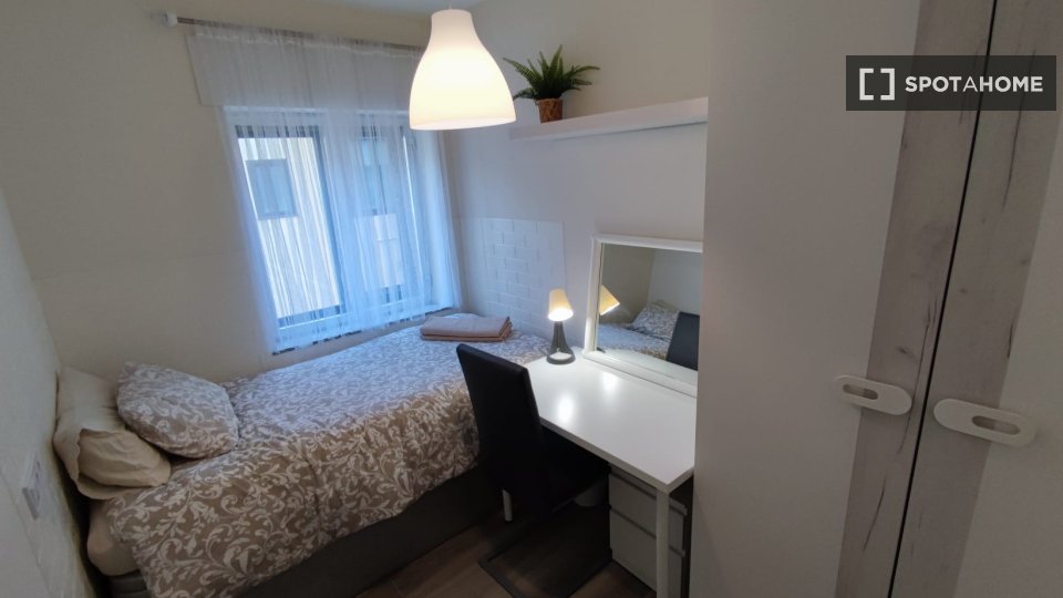 Double room Madrid, 5 beds, 90m² — photo 4