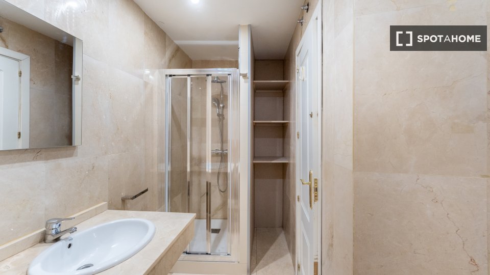 Double room Madrid, 5 beds — photo 9