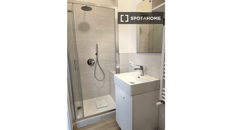 Double room Rome, 3 beds, 90m² — photo 12