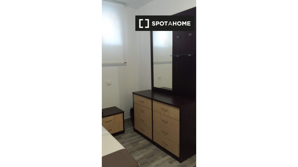Double room Madrid, 3 beds, 68m² — photo 9