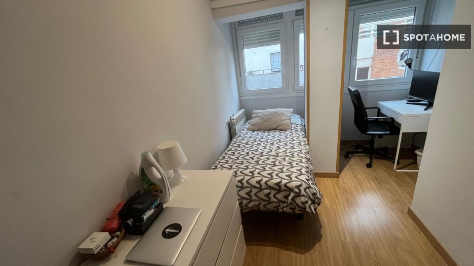 Double room Madrid, 3 beds, 75m² — photo 10