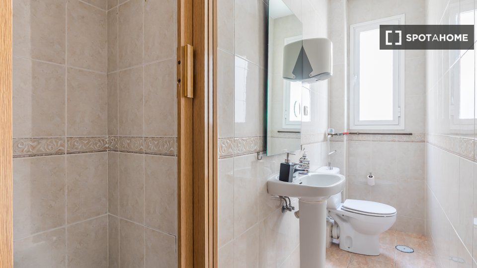 Double room Madrid, 6 beds, 158m² — photo 18