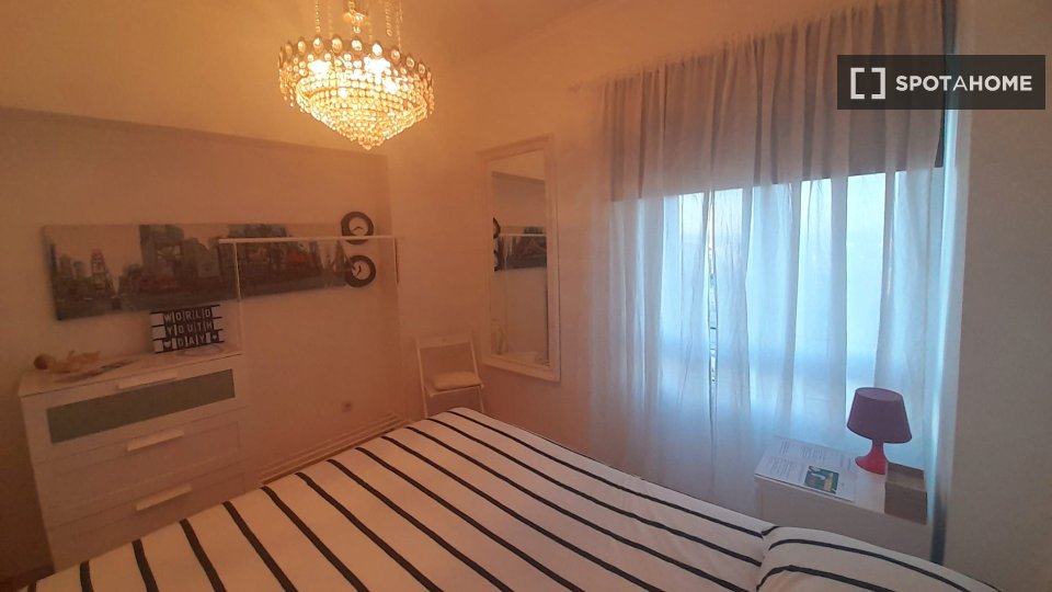 Double room Lisbon, 3 beds — photo 7
