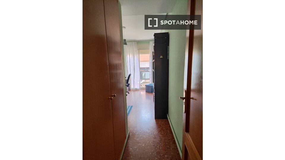 Here is the English translation:

Room for rent in an apartment with 3 bedrooms in Valencia - in Valencia