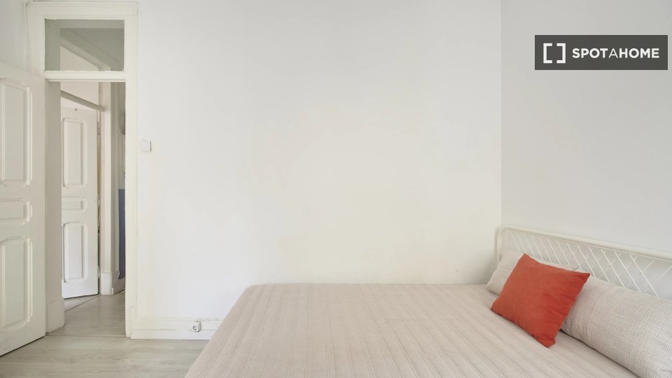 Double room Lisbon, 4 beds — photo 12