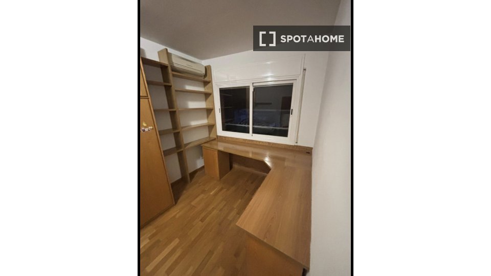 Double room Barcelona, 3 beds, 120m² — photo 3