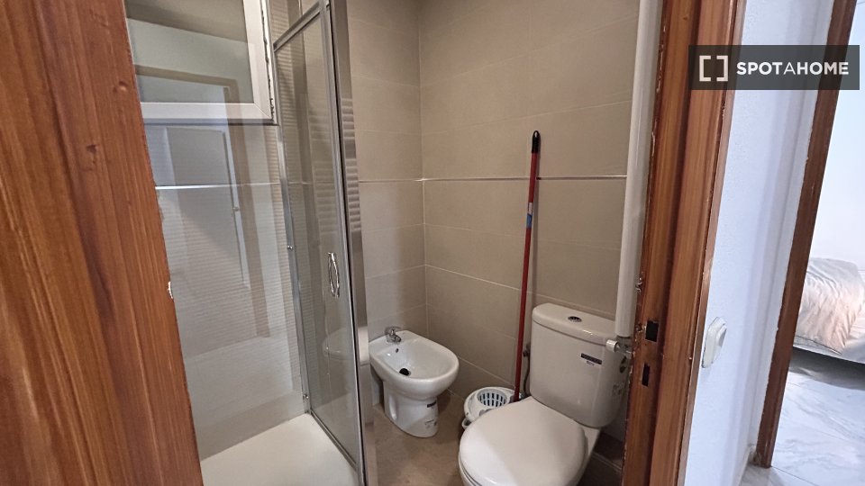 Double room Madrid, 5 beds, 20m² — photo 17