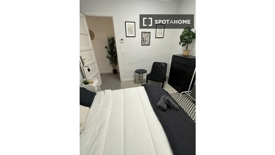 Double room Madrid, 6 beds, 163m² — photo 10