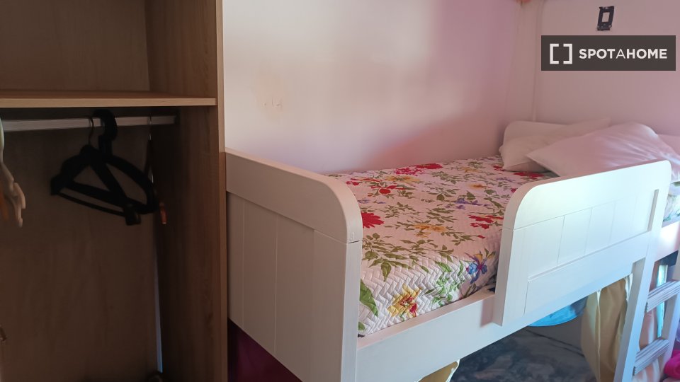 Double room Lisbon, 3 beds, 90m² — photo 9