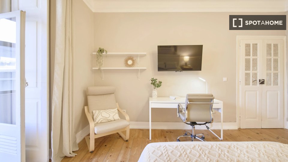 Double room Lisbon, 5 beds — photo 14