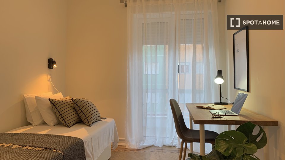 Double room Lisbon, 4 beds, 80m² — photo 13