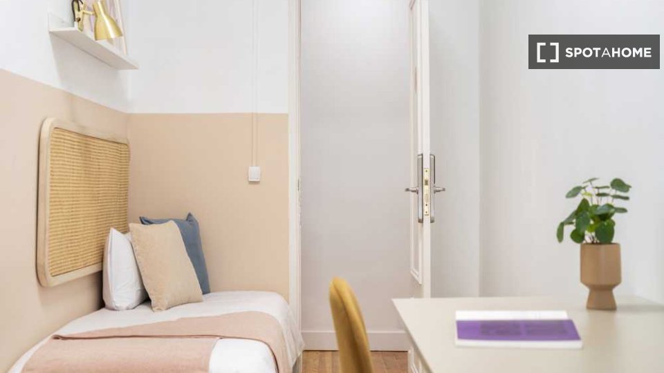 Double room Madrid, 12 beds — photo 16