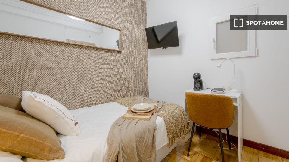 Double room Madrid, 6 beds, 100m² — photo 13