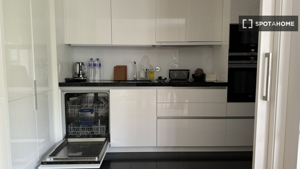 Apartment Lisbon, 2 beds, 99m² — photo 17