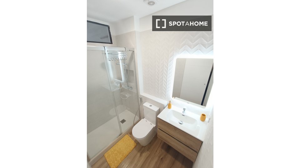 Double room Valencia, 1 bed, 155m² — photo 3