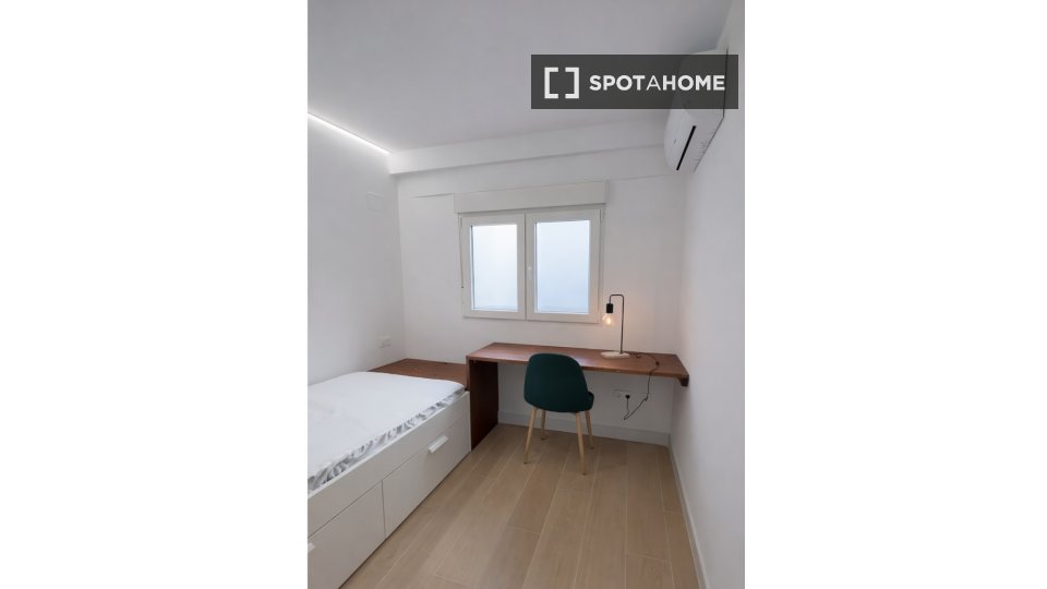 Double room Valencia, 4 beds, 80m² — photo 3