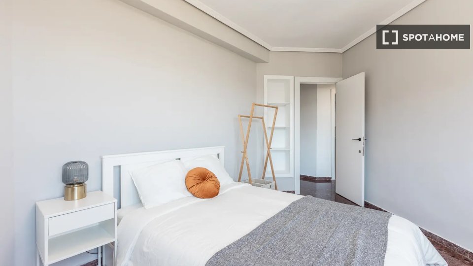 Camera in un appartamento condiviso con 5 camere da letto ad Arrancapins, Valencia. - in Valencia