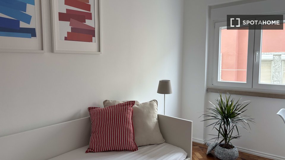 Double room Lisbon, 3 beds, 60m² — photo 12