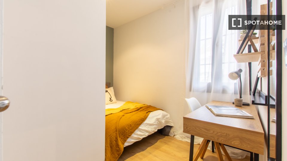Double room Madrid, 9 beds, 144m² — photo 10