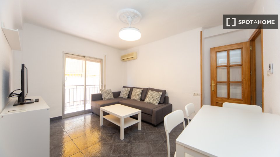 Double room Granada, 3 beds, 75m² — photo 16