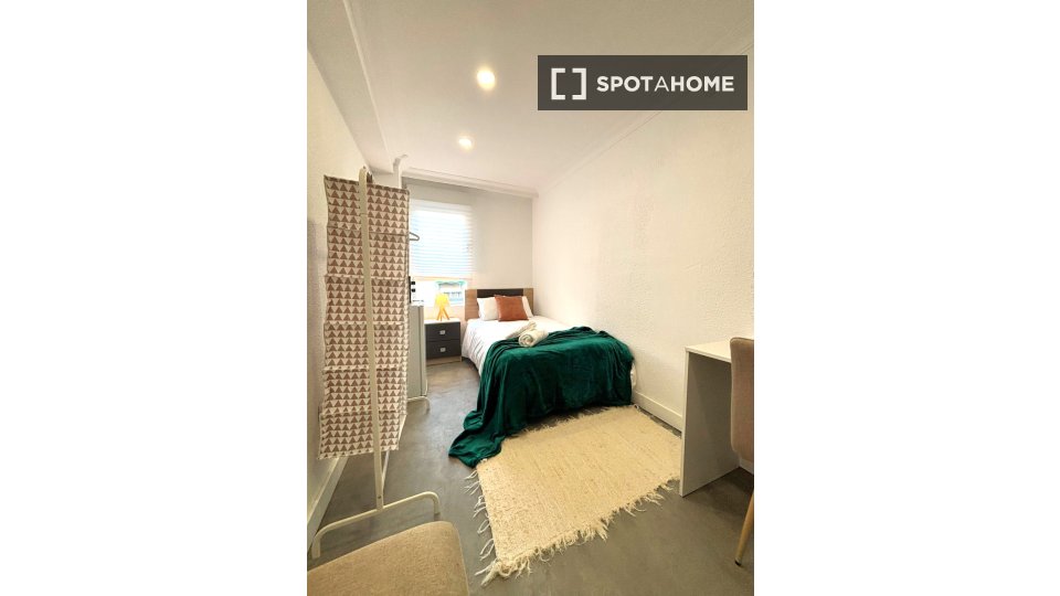 Double room Madrid, 7 beds, 160m² — photo 26
