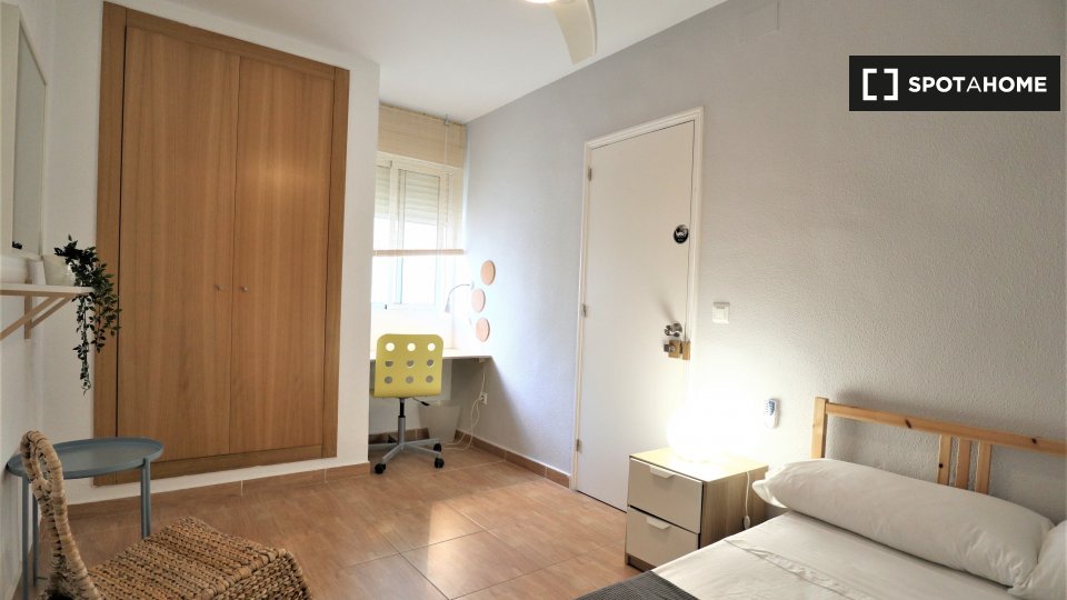 Stanza ordinata in affitto in appartamento con 3 camere da letto a El Pla del Real - in Valencia