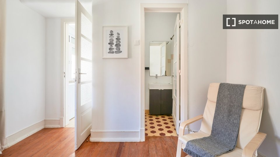 Double room Lisbon, 5 beds — photo 13