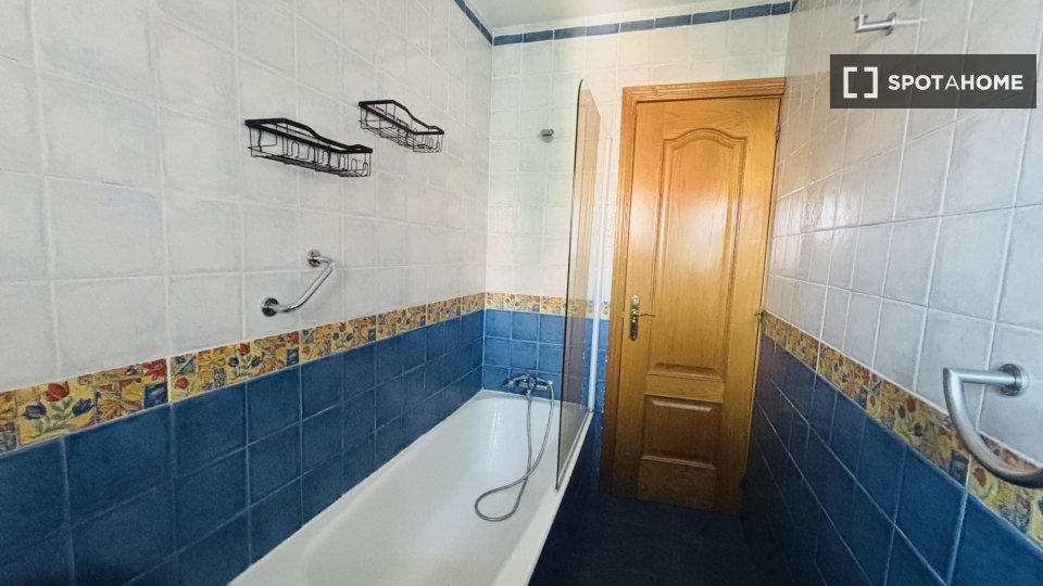 Double room Alcala_De_Henares, 3 beds — photo 44