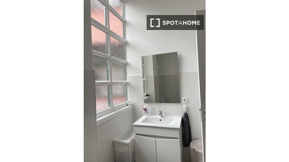 Double room Lisbon, 4 beds, 15m² — photo 4
