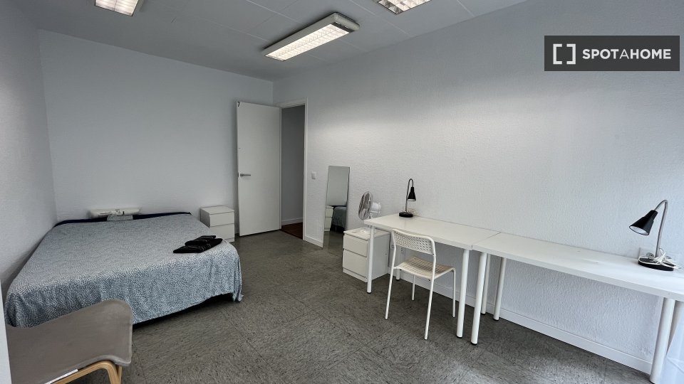 Double room Barcelona, 13 beds, 290m² — photo 13